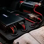 Brancher un ampli dans une voiture : ampli et câbles dans le coffre, sans parasites