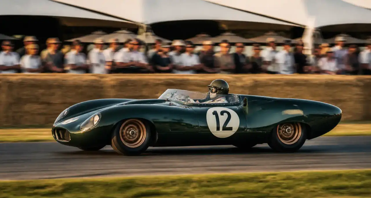 Voiture de collection en course sur circuit lors d'un rassemblement de sport mécanique