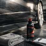 Voiture rayée que faire : microfibre et polish sur aile noire, rayure bas de caisse