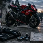 Course de cote en moto : casque et moto de course sur circuit